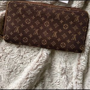 Authentic Louis Vuitton zippy wallet